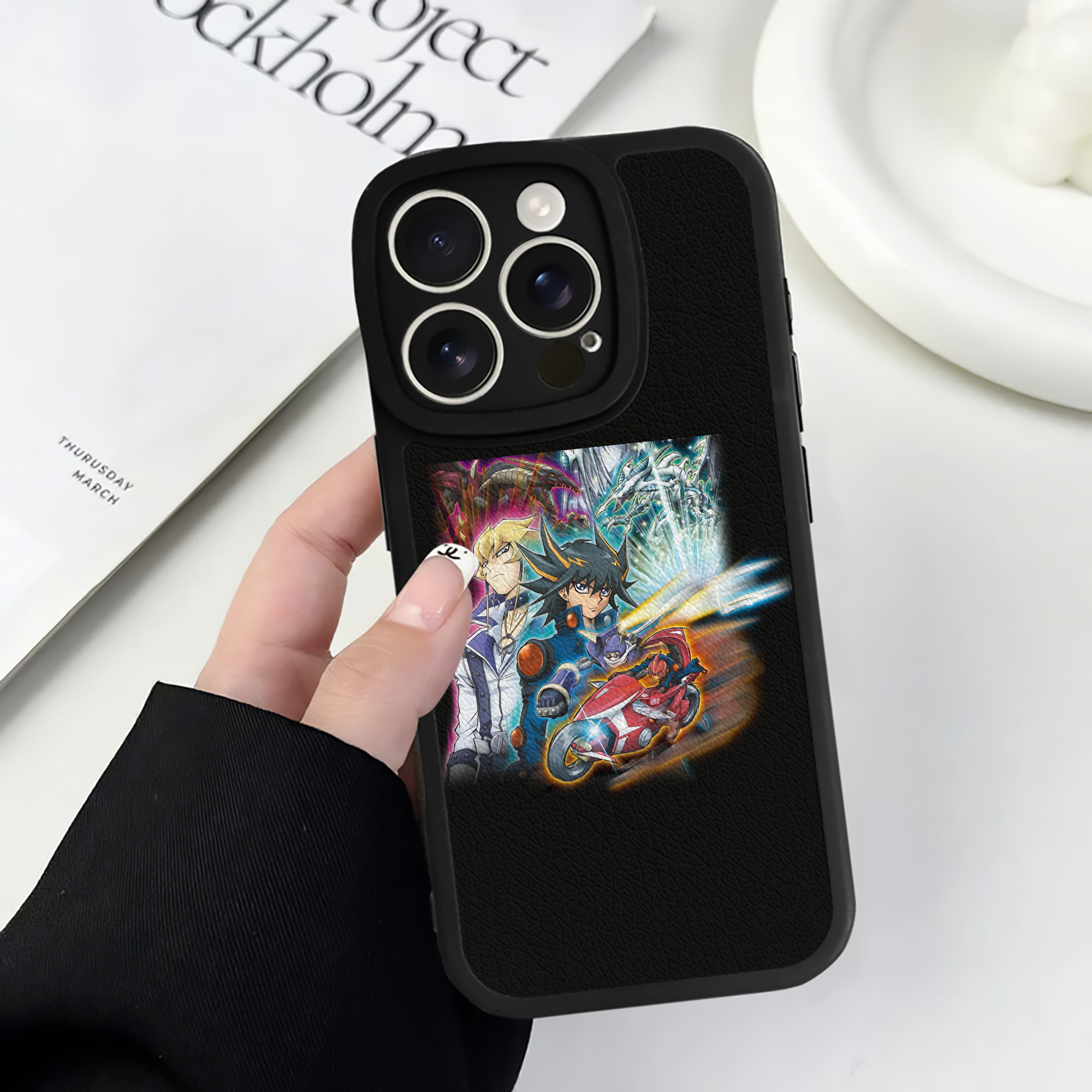 （画像用） 遊☆戯☆王 Yu-Gi-Oh! 【iPhone 16シリーズ対応】シリコンスマホケース（レザー調） 材質：シリコン